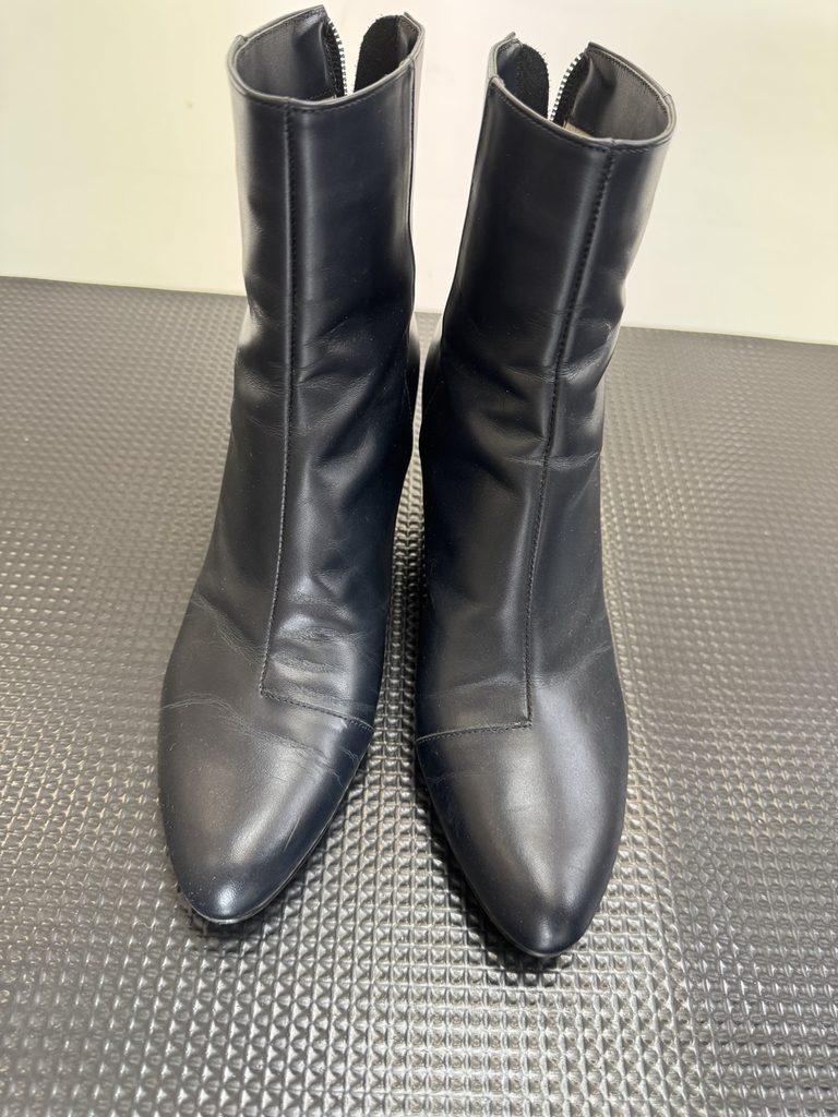 外反母趾で靴に悩んでいたお客様が履いている黒のブーツ