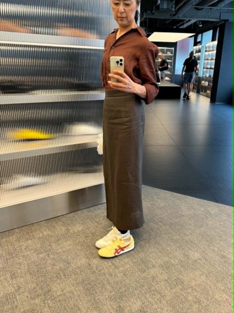 秋冬の装いにセラーノ FADED YELLOW / BURNISHED REDを合わせた様子
