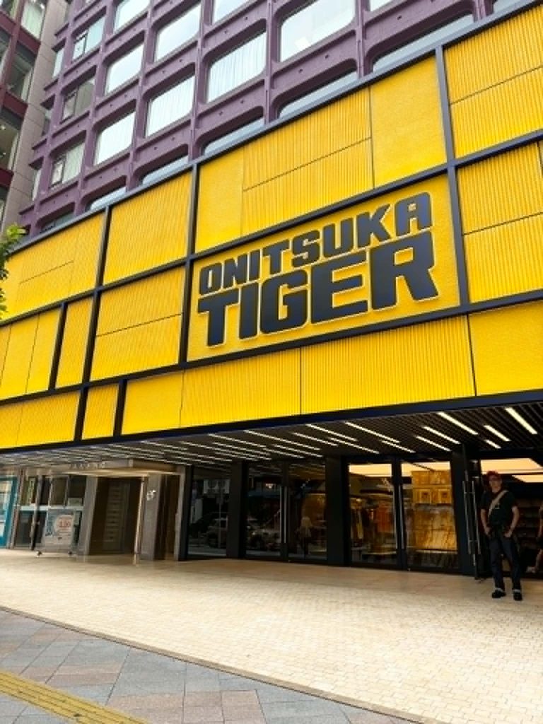 オニツカタイガー新宿店の黄色い外観