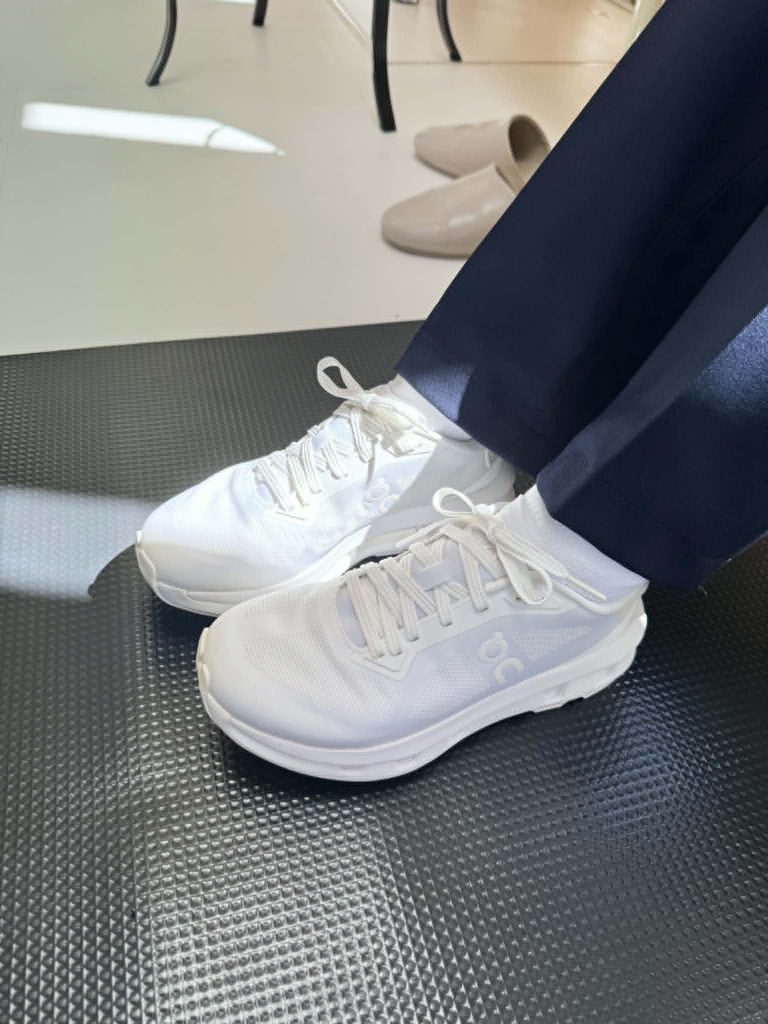 「靴ひもの締め方を見直したOnのスニーカーを履くお客様」