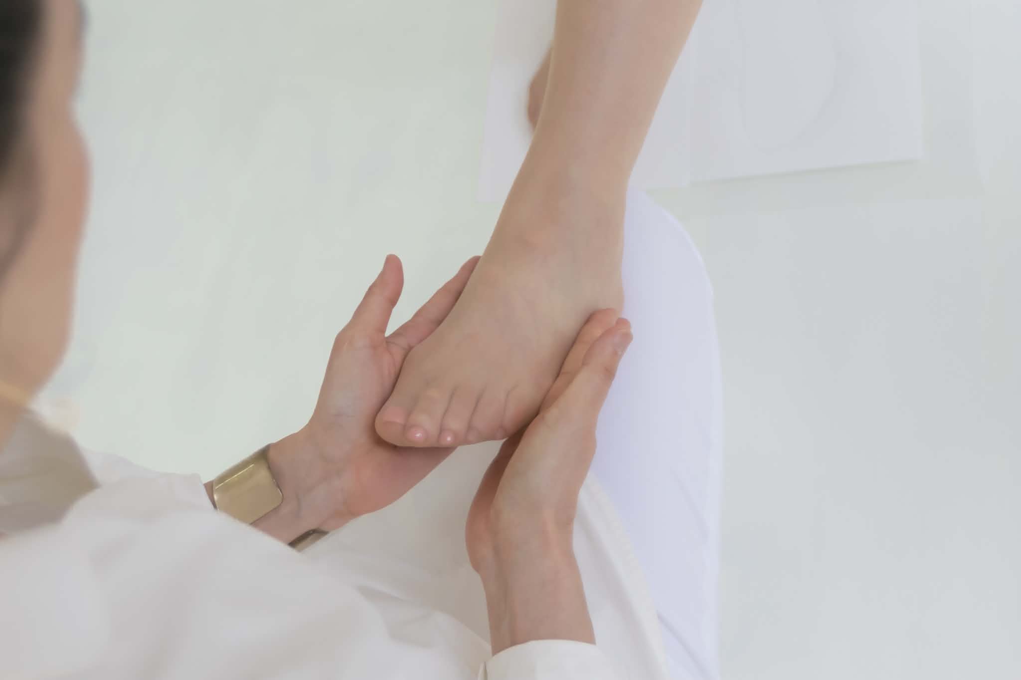 足を拝見している写真